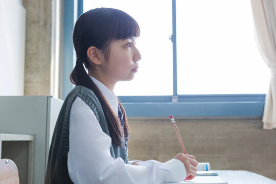 授業を受ける女子中学生