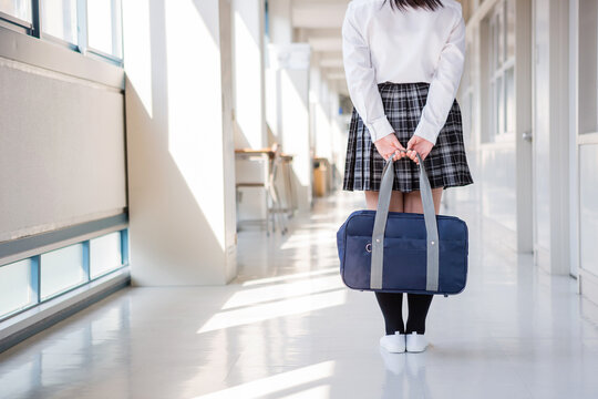 廊下に佇む女子中学生
