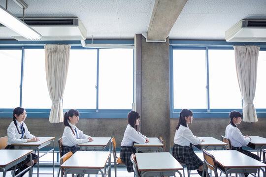 授業を受ける女子中学生