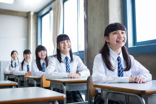 授業を受ける女子中学生