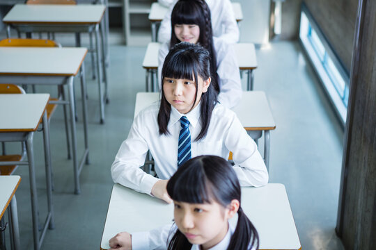 授業を受ける女子中学生