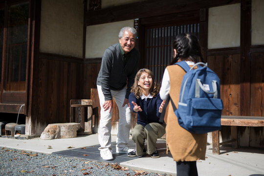 田舎の家で過ごすシニア夫婦と帰省した孫