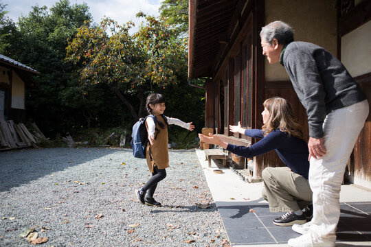 田舎の家で過ごすシニア夫婦と帰省した孫