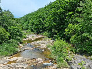 Fototapeta na wymiar It is a mountain in Korea with a flowing valley.