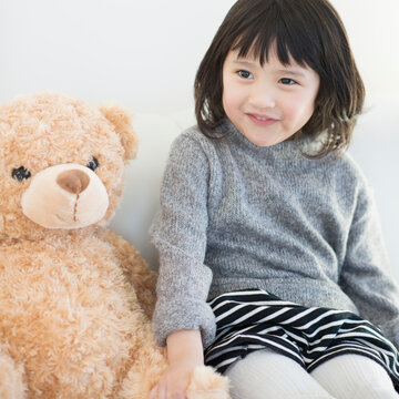 女の子とクマのぬいぐるみ