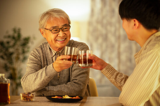 ウイスキーで乾杯をする親子
