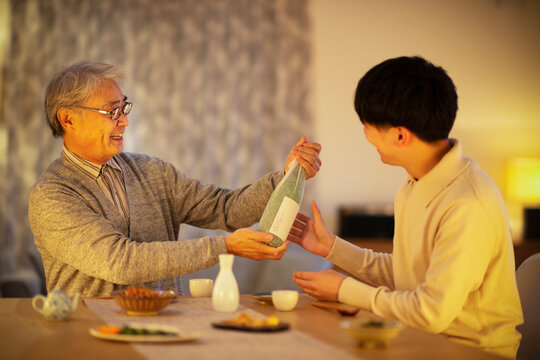 息子から日本酒のプレゼントをされる父親