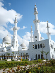 Fototapeta na wymiar Beautiful architecture of the Sheikh Zayed Mosque, place of worship for muslim in Solo Indonesia 