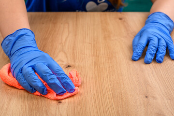 Wycierać drewniany stolik ściereczką z mikrofibry