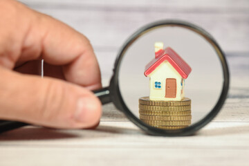 maison logement immobilier credit hypothecaire argent loupe recherche
