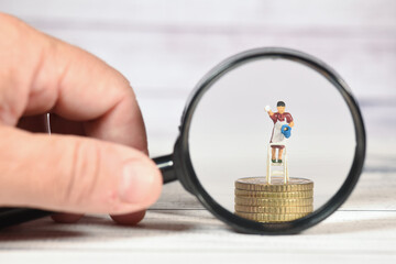 gens famille loupe allocations travail emploi mutuelle santé femme menage