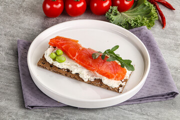Crispy bread with salmon and cream cheese