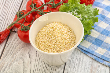 Raw sesame seeds in the bowl