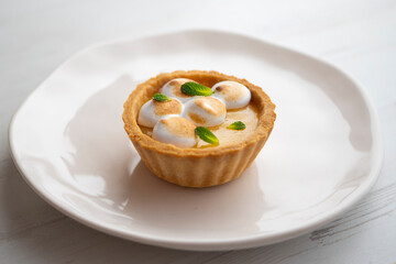 Lemon pie is a cake made up of a shortcrust or puff pastry base that is filled with lemon cream. This cake is often complemented with a meringue