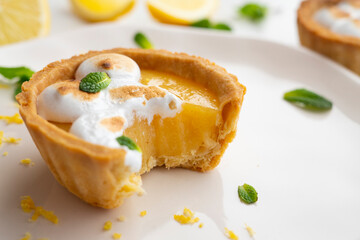 Lemon pie is a cake made up of a shortcrust or puff pastry base that is filled with lemon cream. This cake is often complemented with a meringue