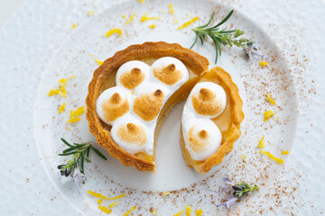 Lemon pie is a cake made up of a shortcrust or puff pastry base that is filled with lemon cream....