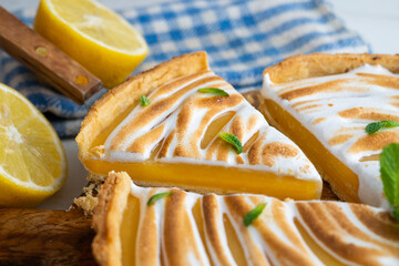 Lemon pie is a cake made up of a shortcrust or puff pastry base that is filled with lemon cream. This cake is often complemented with a meringue