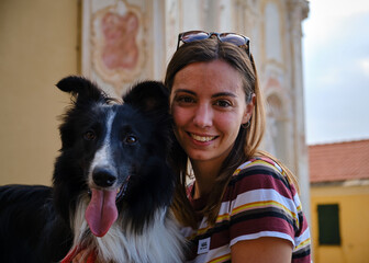 Foto scattata nel centro storico di Cervo ad una ragazza sorridente.