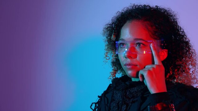 Black woman wearing a smart glasses. Wearable computing.