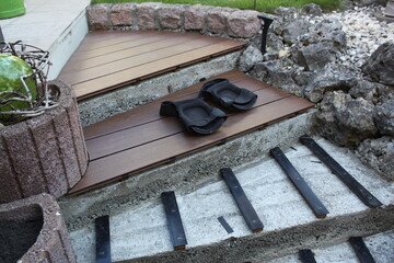 Renovierung einer Treppe im Garten mit WPC Dielen - 651051539