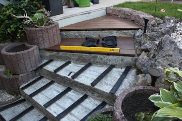 Renovierung einer Treppe im Garten mit WPC Dielen - 651051556