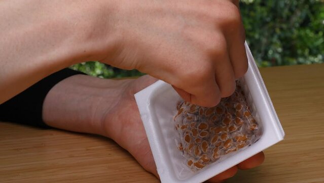 納豆パックのフィルムを剥がす4Kスローモーション動画