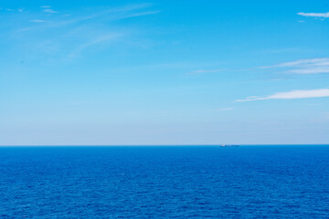 Obraz premium コンテナを積んで航海する貨物船