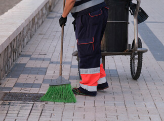 Servicio de limpieza de la ciudad limpiando la calle