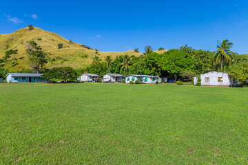 Typical houses in a small village in Viti Levu - 651085351