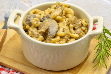 pâtes au poulet et champignons, en gros plan	