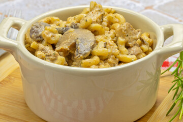 pâtes au poulet et champignons, en gros plan	