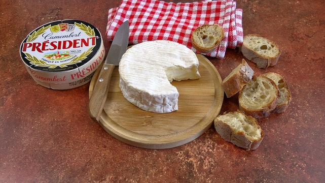 Vaison la Romaine, Vaucluse, France - 07092023 : boite en bois de fromage, camembert, de marque Président. Fromage coupé et tartine de pain, sur une table. Gros plan.