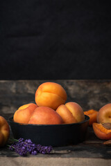 Obraz na płótnie Canvas Apricots in a bowl on a wooden table