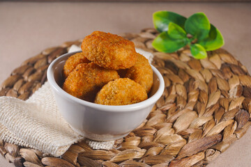 Circle chicken nuggets in white bowl. Nugget Lingkaran