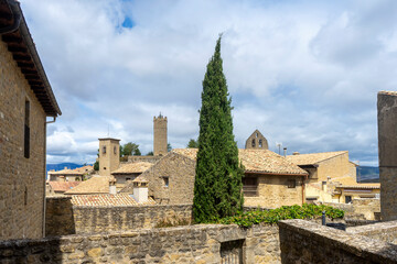paseo por las calles del municipio medieval de Sos del Rey Católico en Aragón, España	