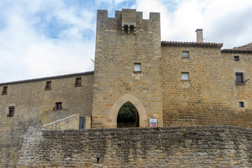 paseo por las calles del municipio medieval de Sos del Rey Católico en Aragón, España	