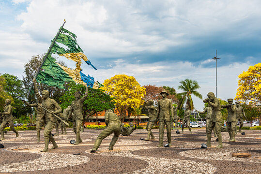Metal statues representing battle scene at Sunflowers square in nothern Brazil