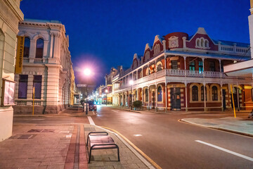 Fremantle, Australia - September 10, 2023: City streets and buildings at sunset - obrazy, fototapety, plakaty