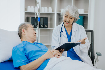 Obraz premium Asian female doctor caring for elderly male patient Elderly patient care and health lifestyle, medical concept
