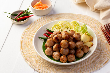 Thai Sausage Feast,fermented pork and rice sausage (Sai Krok Isan) in white plate with vegetables - obrazy, fototapety, plakaty