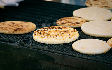 Deliciosa arepa bien asada 