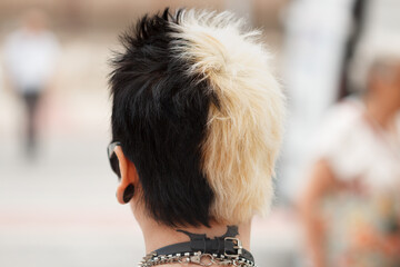 Parte trasera del peinado en una mujer joven con estilo alternativo en Alicante, España