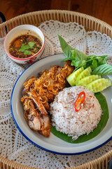 Hat Yai fried chicken on rice, garnished with thinly sliced shallots, crispy fried, eaten with sweet and sour tamarind sauce, a recipe from southern Thailand.
