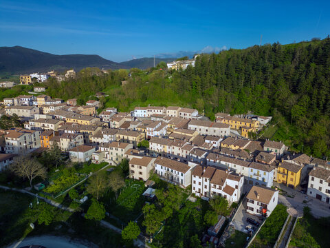 Vista aerea di Colfiorito e campagne circostanti. La bellissima fioritura dell'umbria