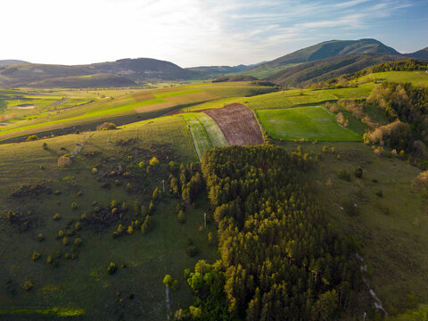 Vista aerea di Colfiorito e campagne circostanti. La bellissima fioritura dell'umbria