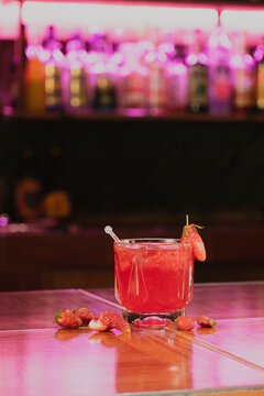 CAIPIRINHA DE FRESA (BEBIDA, DRINK, COCTELERIA)