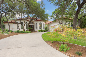 a home in Florida with a driveway 