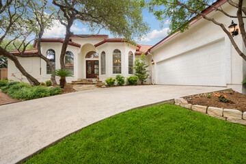 a home in Florida with a driveway 
