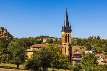 Clocher en pierres dorées de l’Église Saint-Etienne dans le village de Jarnioux, dans le...