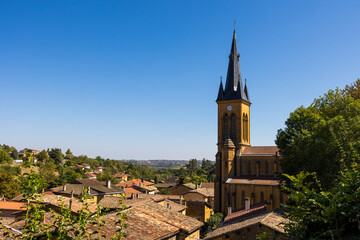 Clocher en pierres dorées de l’Église Saint-Etienne dans le village de Jarnioux, dans le...